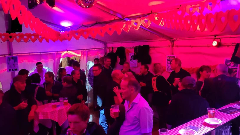 Die Bar ist jetzt im Zelt: Das Team des Mugibeizlis hat an der Chilbi in Netstal nun mehr Platz.   