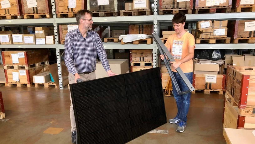Innovation aus Schwanden: Die Schätti Metallwarenfabrik AG schenkt dem Käufer oder der Käuferin eines Solarpanels von Klimaglarus ein neuartiges, bewegliches Montagegestell.