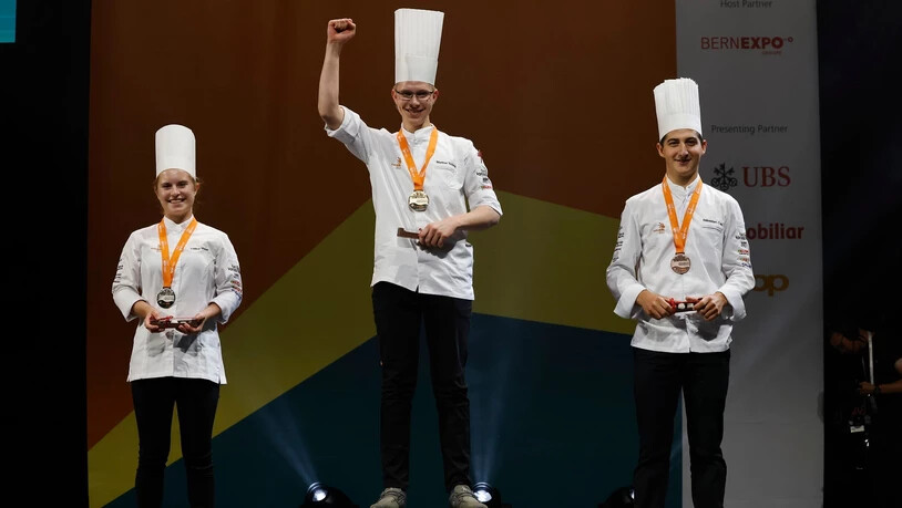 Wer fein kocht, kommt aufs Podest: Markus Schmid (Mitte) ist der beste Nachwuchskoch der Schweiz, gefolgt von  Céline Maier und Sébastien Collé.