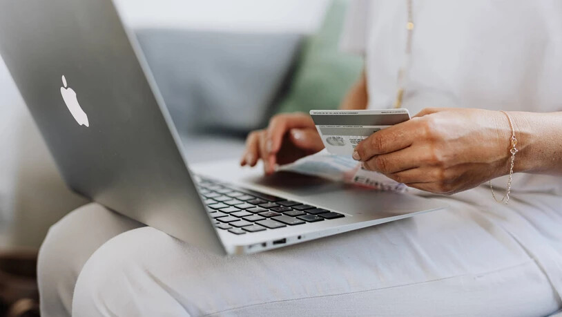 Adieu Geld: Schweizerinnen und Schweizer lieben Online-Shopping.