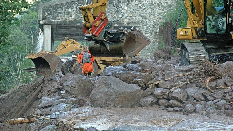 Ein Fall für den Kanton: Zur Vorsorge gegen Murgänge – und auch wenn es trotzdem passiert wie hier auf der Sernftalstrasse 2015 – ist Fachwissen vom Kanton gefragt. 
