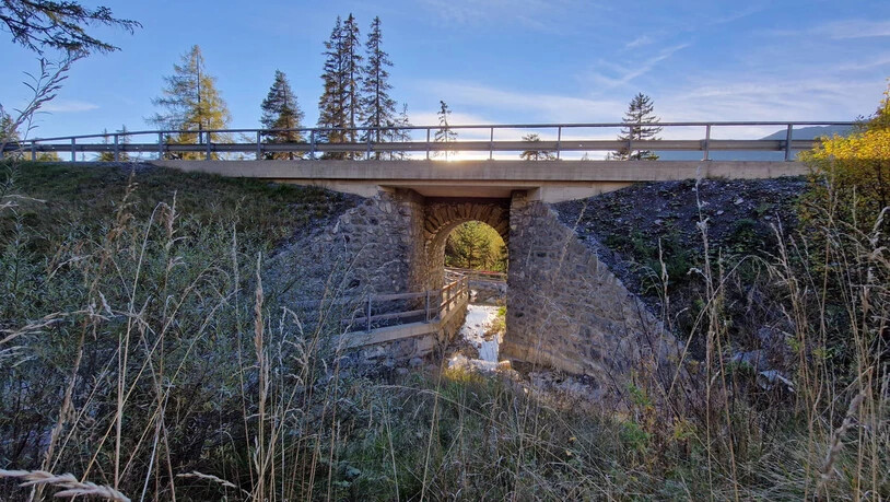 Perspektive wechseln: Auf der anderen Seite des Tunnels ist die Hauptstrasse, welche über den Tunnel verläuft, gut zu sehen. 