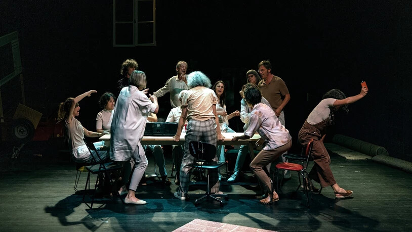 Die Räumung – ein Abgesang. Musiktheaterabend mit Kompositionen von Orlando di Lasso, John Dowland, Toinot Arbeau und dem Chor «City-Guerilla-Voices» als Protagonisten in der Postremise Chur.