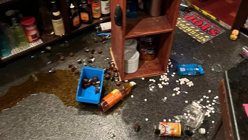 Verwüstet: Die unbekannte Täterschaft durchsuchte das «Niederurner Pub» in der Nacht auf Dienstag.