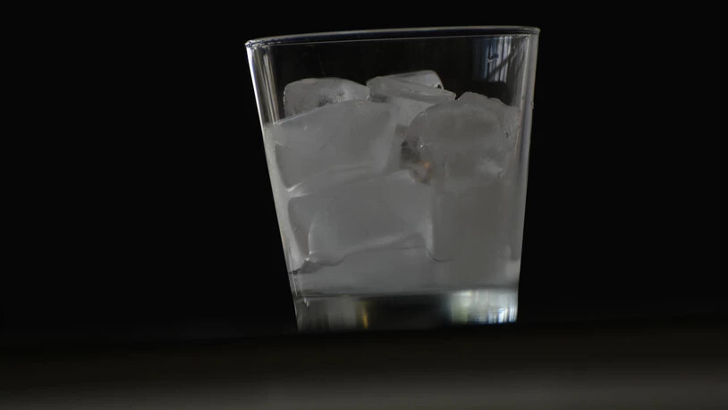 Nicht immer einwandfrei: Die Lebensmittelkontrolle fordert zwei Glarner Betriebe auf, Herstellung und Aufbewahrung ihrer Eiswürfel zu verbessern. 
