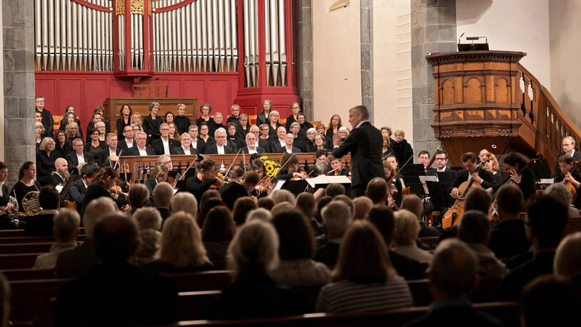 Auftritt nach einer Woche Probenarbeit: Dirigent Patrick Secchiari leitet in der Martinskirche den Chor der «Chorwoche Chur» und die Kammerphilharmonie Graubünden.  
