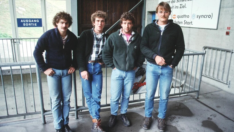 Ende September 1989, auf dem Weg Richtung Martinsloch: René Albin (von links), Stefan Casanova, Thomas Casanova und Urs Züst posieren in Flims in der Station Startgels der Graubergbahn.