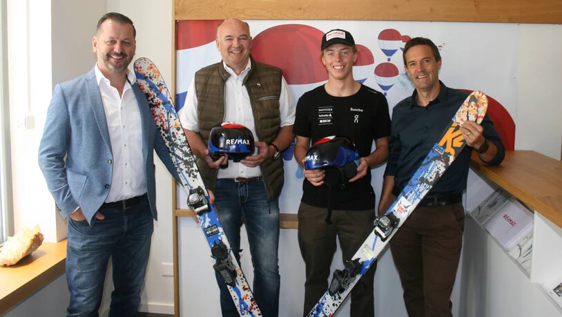 Gute Aussichten: Nils Rhyner (Zweiter von rechts) darf auf finanzielle Unterstützung von Remax-Franchisenehmern zählen. Bei der Präsentation anwesend sind (von rechts) Jürg Grünenfelder (Glarus), Thomas Kessler (Jona) und Roger Möschler (Bäch). 