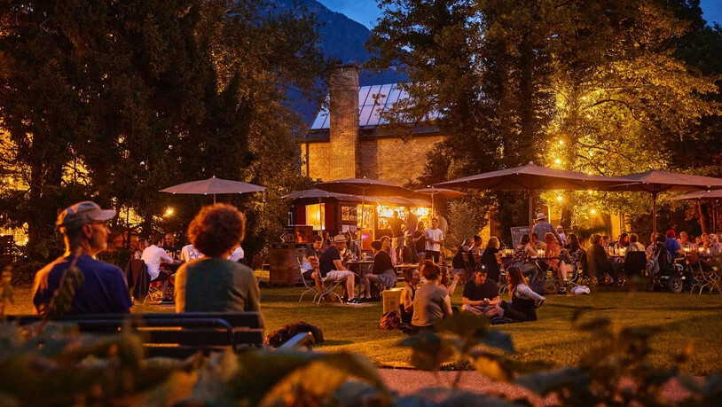 Mittlerweile ein gewohntes Bild: Die «Rollbar» wird 2023  im dritten Jahr in Folge vor dem Kunsthaus im Glarner Volksgarten zu stehen kommen.