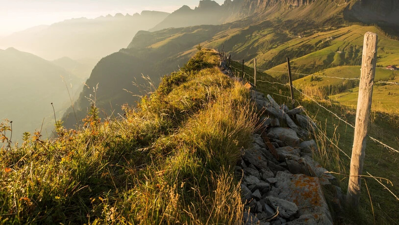 Sonnenterrassen im Herbst: An schönen Herbsttagen lockt die perfekte Fernsicht in die abwechslungsreiche Bergwelt. 