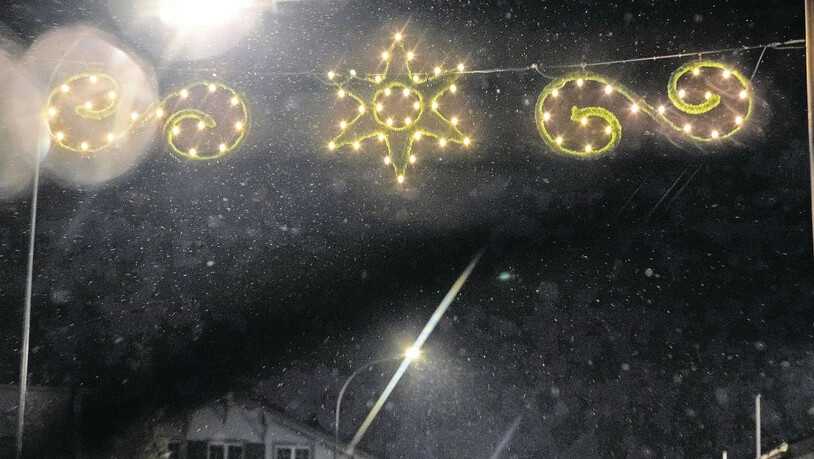 Fällt aus: Die Gemeinde Glarus verzichtet, wie hier in Netstal, in diesem Jahr auf die Weihnachtsbeleuchtung.