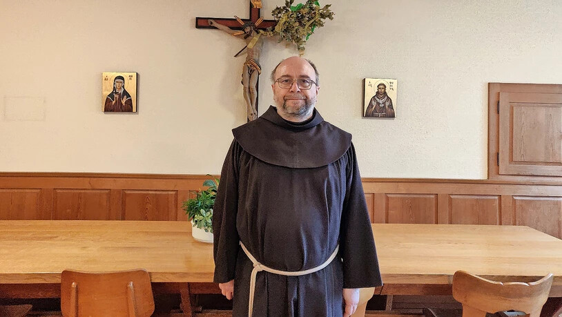 Schon zum zweiten Mal: Bruder Paul Zahner segnet im Franziskanerkloster in Näfels Hunde und Katzen. 