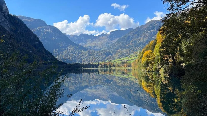 Das Bild von Jost Kundert zeigt den Klöntalersee in Richtung Vorauen.