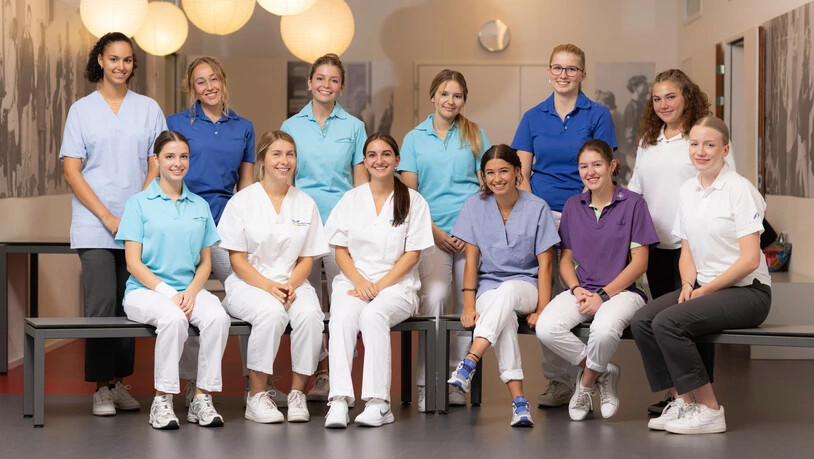 Das sind die zwölf Teilnehmerinnen: Lorena Welcher, Reyna Christine Winter, Eva Maria Carvalho Nunes, Anastazija Durkalic, Giuana Battaglia, Mona Riatsch (hintere Reihe von links nach rechts), Julia Schegg, Mia Steiner, Giada Di Marco, Ladina Kirchen, Selina Kunfermann, Silvana Beer (vordere Reihe von links nach rechts) stellen sich den Bündner Berufsmeisterschaften 2022.