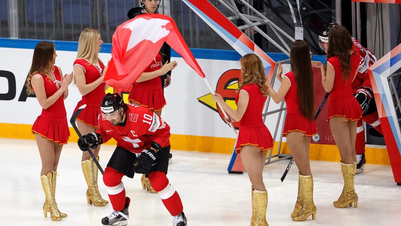 Viel Aufmerksamkeit: Nicht nur diese russischen Frauen schenken Andres Ambühl an der WM 2016 in Russland viel Beachtung.  Bei den Gegenspielern ist er gefürchtet, bei den Mitspielern hingegen geschätzt.