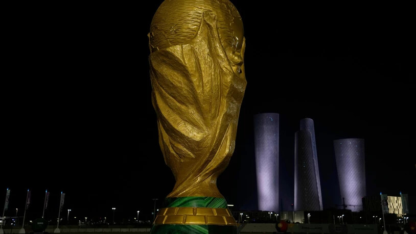 Objekt der Begierde: Der WM-Pokal in Grossformat steht vor einem Stadion der WM 2022.