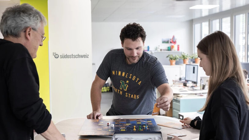 Daniel Fischli (links), Sebastian Dürst und Sara Good spielen für die «Glarner Nachrichten» eine Proberunde.