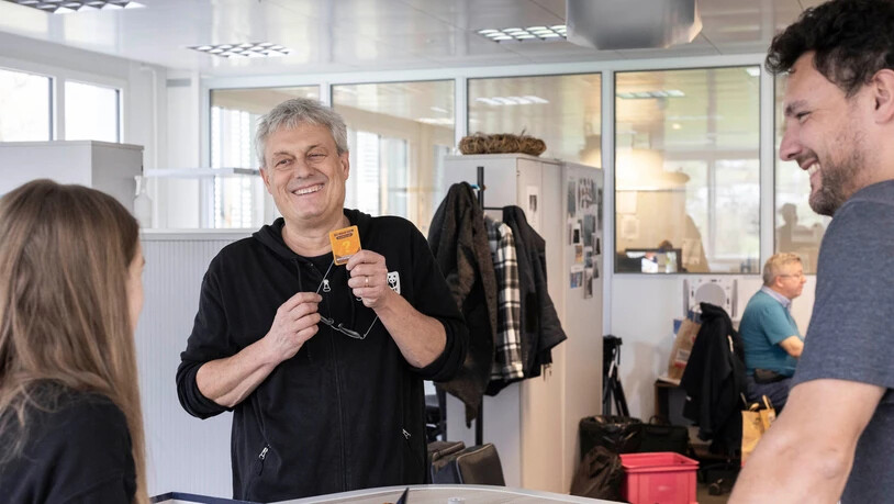 Hirnen angesagt: Beim Brettspiel «Du bisch usem Glarnerland» muss man regionale und nationale Fragen beantworten.