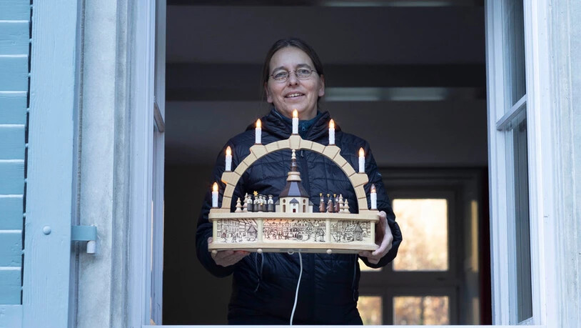 Traditionelles Mitbringsel: Die Schwibbögen gehören zur Adventszeit in ihrer alten Heimat Dresden. Auf vielen Fenstersimsen steht die Dekoration und erhellt die Dämmerung.