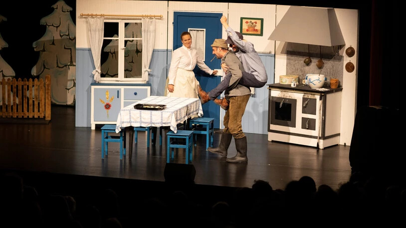 Unterhaltsam für Jung und Alt: Das Theaterensemble sorgt auf der Bühne der Kanti-Aula in Glarus mit dem Stück «Michel in der Suppenschüssel» für viele leuchtende Kinderaugen.