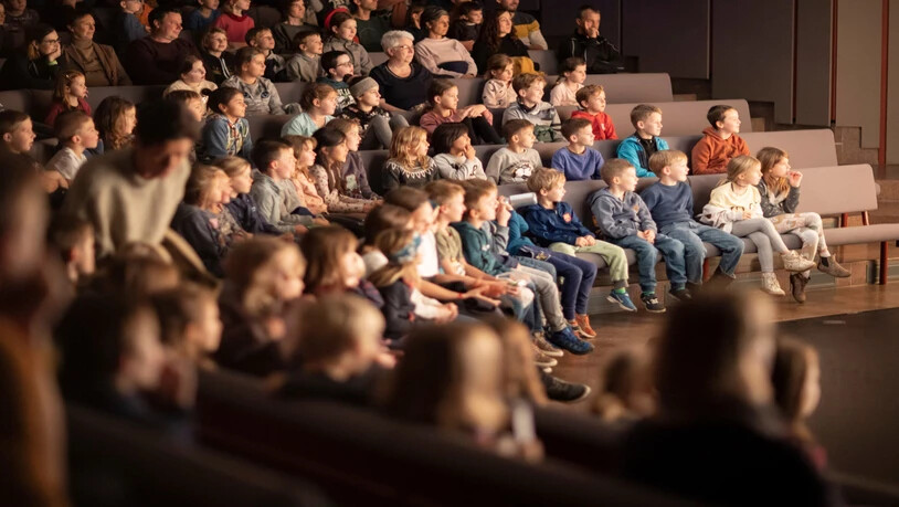 Unterhaltsam für Jung und Alt: Das Theaterensemble sorgt auf der Bühne der Kanti-Aula in Glarus mit dem Stück «Michel in der Suppenschüssel» für viele leuchtende Kinderaugen.