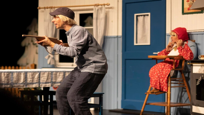 Unterhaltsam für Jung und Alt: Das Theaterensemble sorgt auf der Bühne der Kanti-Aula in Glarus mit dem Stück «Michel in der Suppenschüssel» für viele leuchtende Kinderaugen.