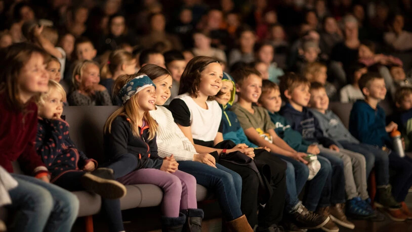 Unterhaltsam für Jung und Alt: Das Theaterensemble sorgt auf der Bühne der Kanti-Aula in Glarus mit dem Stück «Michel in der Suppenschüssel» für viele leuchtende Kinderaugen.