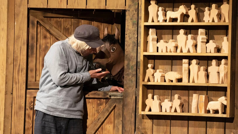 Unterhaltsam für Jung und Alt: Das Theaterensemble sorgt auf der Bühne der Kanti-Aula in Glarus mit dem Stück «Michel in der Suppenschüssel» für viele leuchtende Kinderaugen.