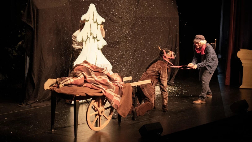 Unterhaltsam für Jung und Alt: Das Theaterensemble sorgt auf der Bühne der Kanti-Aula in Glarus mit dem Stück «Michel in der Suppenschüssel» für viele leuchtende Kinderaugen.
