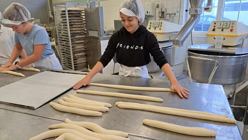 In der Backstube bringen die Jugendlichen den Teig in Form.