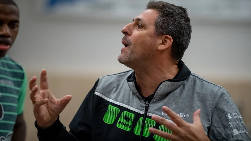 Aktiver Coach: Der Näfelser Trainer Matjaz Hafner lebt an der Seitenlinie voll mit, lobt, tadelt, feuert an und muntert auf.