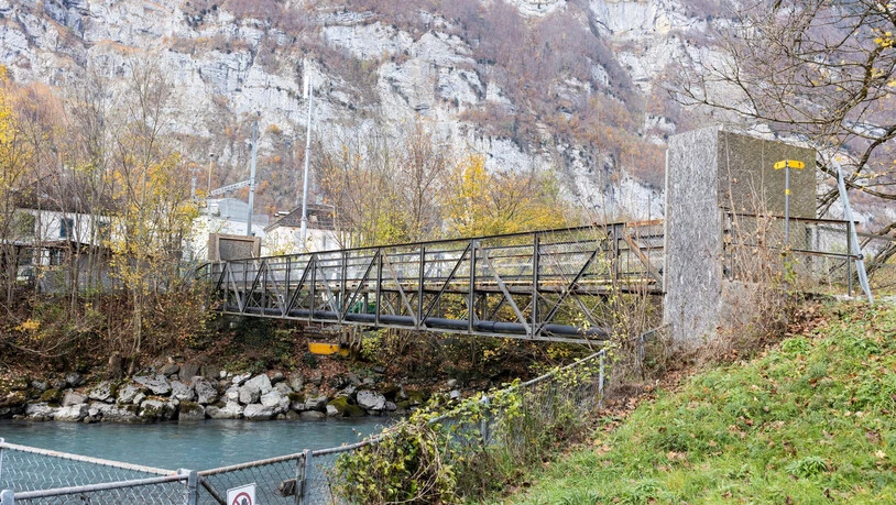 Kein Durchkommen: Der Netstaler Langgüetlisteg ist seit viereinhalb Jahren aus Sicherheitsgründen verbarrikadiert. 