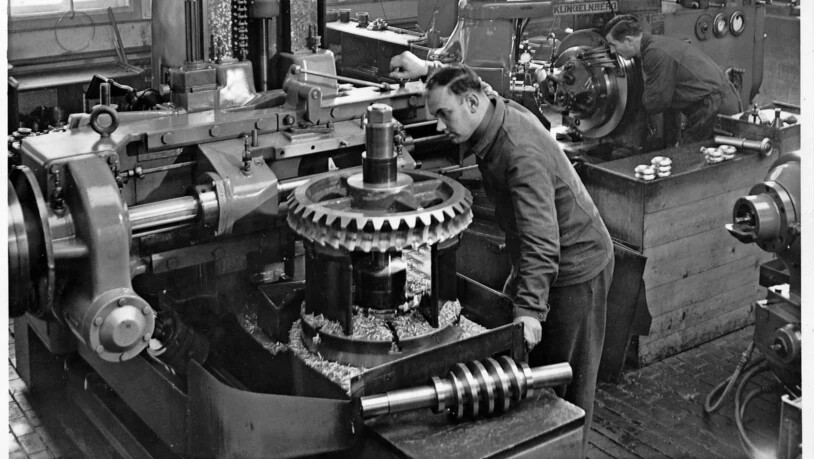 Ein Einblick in die Zahnrad-Fabrikation um 1955 im Firmengebäude am Erlenweg.