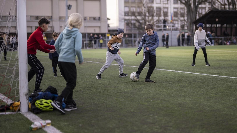 … und treiben danach Sport, wie Fussball.