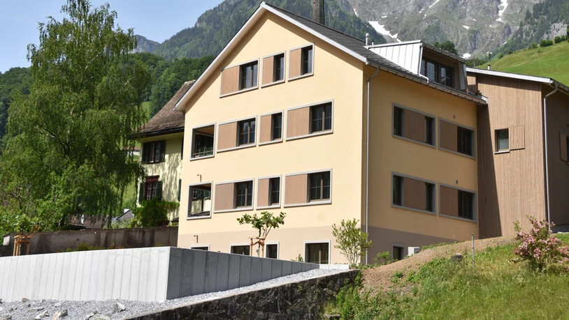 Von vorne und hinten: So präsentiert sich der Ort heute, an dem zuvor «Beggä-Huus» und Scheune standen.