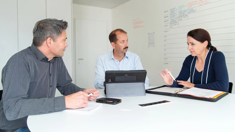 Eingespieltes Team: die Medienstelle der Kantonspolizei Graubünden mit der Leiterin Anita Senti, Markus Walser und Roman Rüegg (von rechts). 