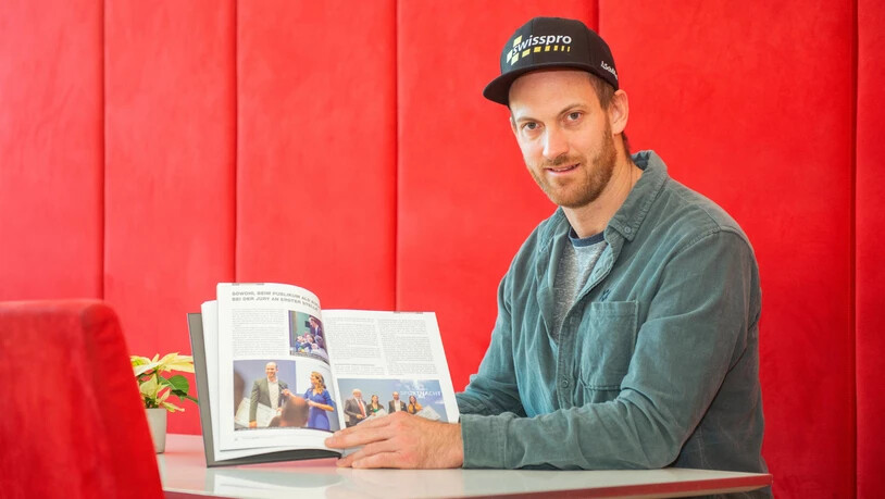 Ein stolzer Bündner Sportler des Jahres: Alex Fiva blättert im Bündner Sport Jahrbuch 2022.  