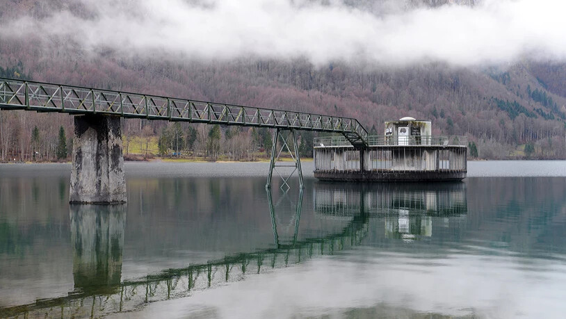 Fast an der Überlaufkante: Am Überlaufturm des Klöntalersees lässt sich der hohe Wasserstand gut ablesen.