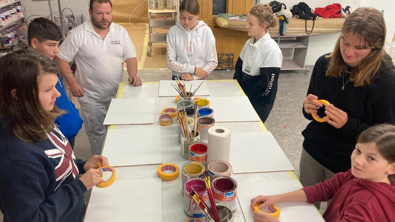 Mit Klebeband und Pinsel: Die Jugendlichen müssen nicht direkt an der Wand das Malen üben.