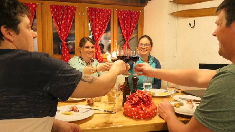 Prost: Die «Munggähütte» in Elm ist bekannt für gutes Essen und ein atemberaubendes Panorama.