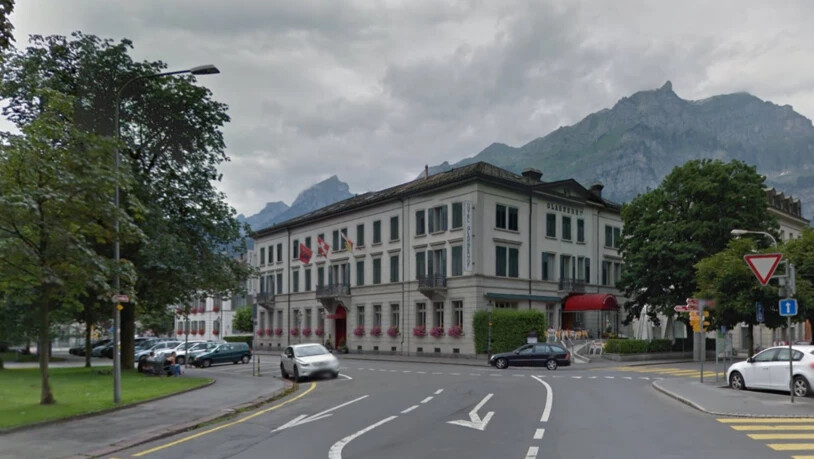 Steht der «Glarnerhof» bald zum Verkauf? Zwei Glarner Landräte wollen vom Regierungsrat wissen, wie er dann mit der Situation umgeht.
