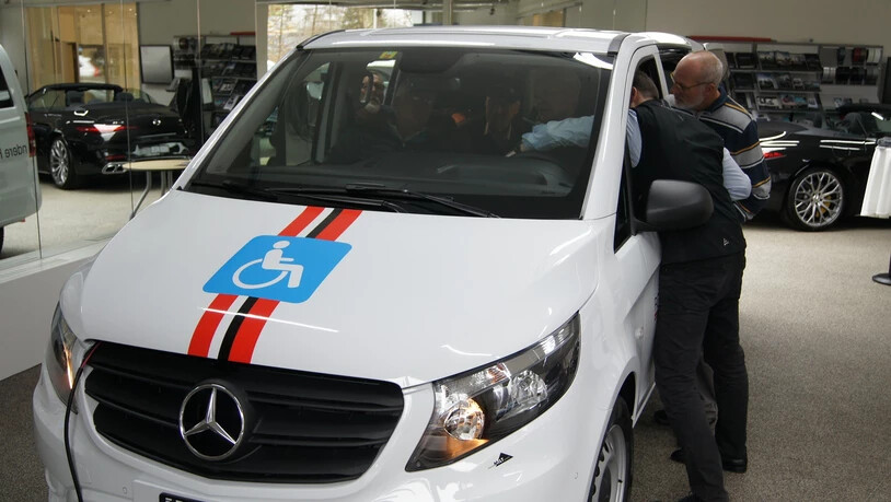 Neue Rollstuhltaxis: Eine zentrale Bedeutung haben die Rampe und eine robuste Fixiervorrichtung, denn bei einer Notbremsung muss der Rollstuhl gut gesichert sein.