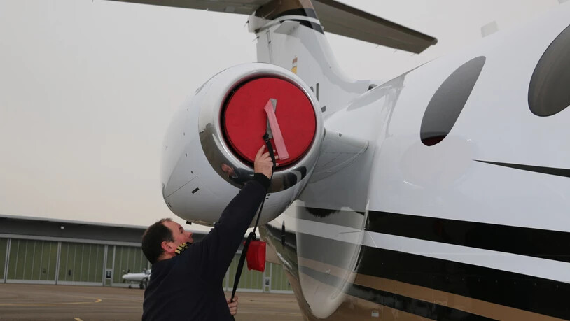 Als Schutz gegen Eis: Damit sich im Triebwerk kein Eis bildet, legt Daniel Müller einen Schutz auf die Düse. 