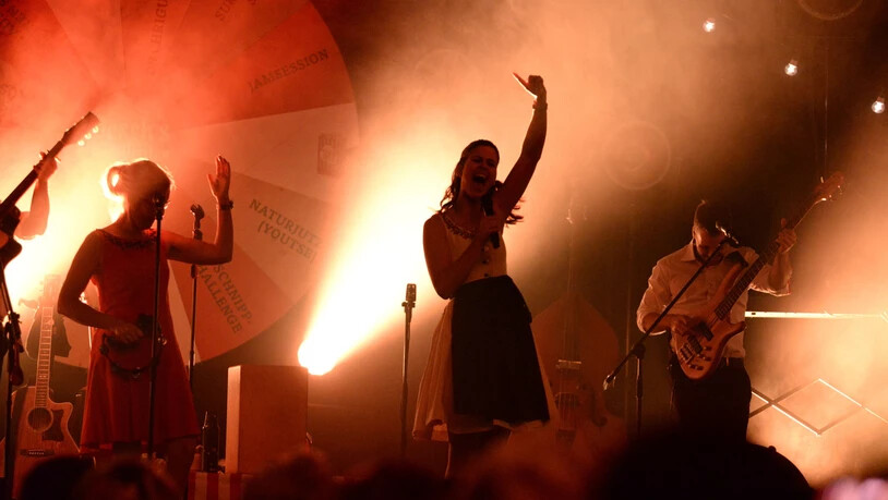 Es geht los: Melanie Oesch begrüsst die Fans zum Jubiläumskonzert in der Lintharena in Näfels.
