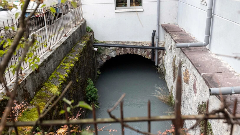 Wo geht er denn hin? Der Giessen in Glarus fliesst fast ausschliesslich unterirdisch durch Glarus. Bei der «Krone» in Glarus zeigt er sich ganz kurz.