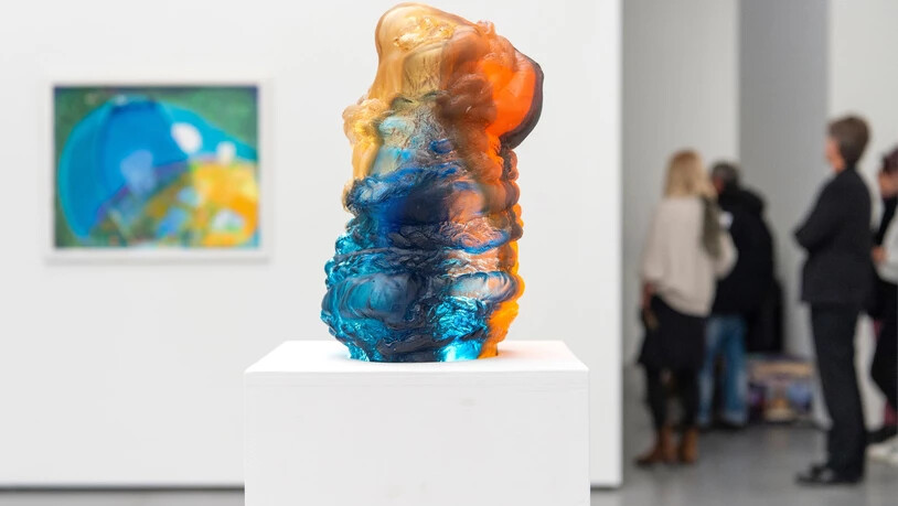 Aktuelle Jahresausstellung im Bündner Kunstmuseum: Die klingende Glasplastik «La niva» der jungen Ilanzer Künstlerin Andrea Davina Deplazes ist ebenso farbenfroh wie das Gemälde «Atlantic-Küste» von Guido Pagani, dem ältesten der ausstellenden Kunstschaffenden.