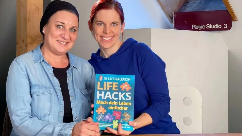 Immer einen Trick parat: Bettina Tuor (links) und Nadia Holdener wollen als «Die Lifehackerin» für ein einfacheres Leben sorgen.