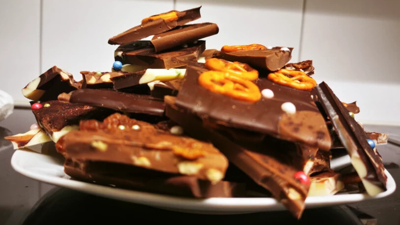 Feine kleine Stücke: Sobald die Schokolade ausgekühlt ist, kann sie in Stücke gebrochen werden. 