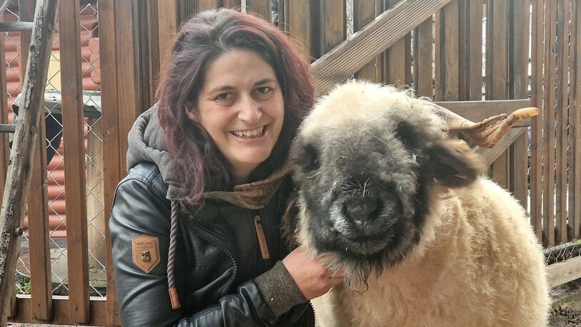 Tierlieb: Jeannette Beer mit ihrem Schwarznasenschaf Bänzji. 
