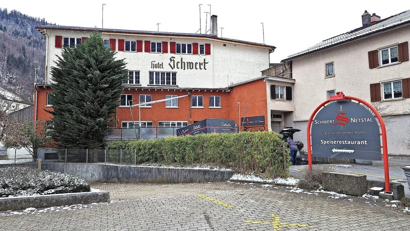 Nach Brand: Das «Schwert» in Netstal wird für mehrere Millionen Franken vom Hotel zum Wohnhaus umgebaut.